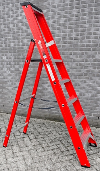 Afbeeldingen van Kelfort Plateautrap MAGNUS 1x5 gecoat aluminium extra diepe trede rood