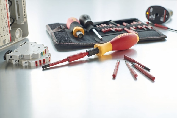 Afbeeldingen van Wiha Momentschroevendraaierset TorqueVario®-S electric assorti 19-delig variabel instelbare momentbegrenzing incl. opvouwbaar etui 2872