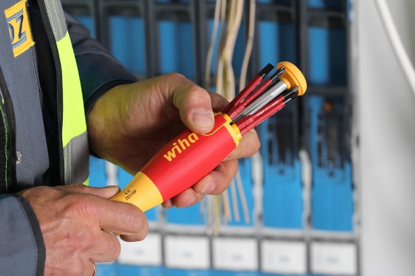 Afbeeldingen van Wiha Schroevendraaier met bitmagazijn LiftUp electric Phillips, PlusMin/Pozidriv, sleufkop met 6 slimBits 2831